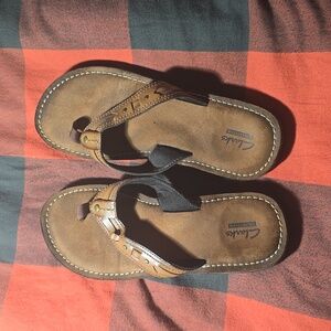 Clarks leather flip flops